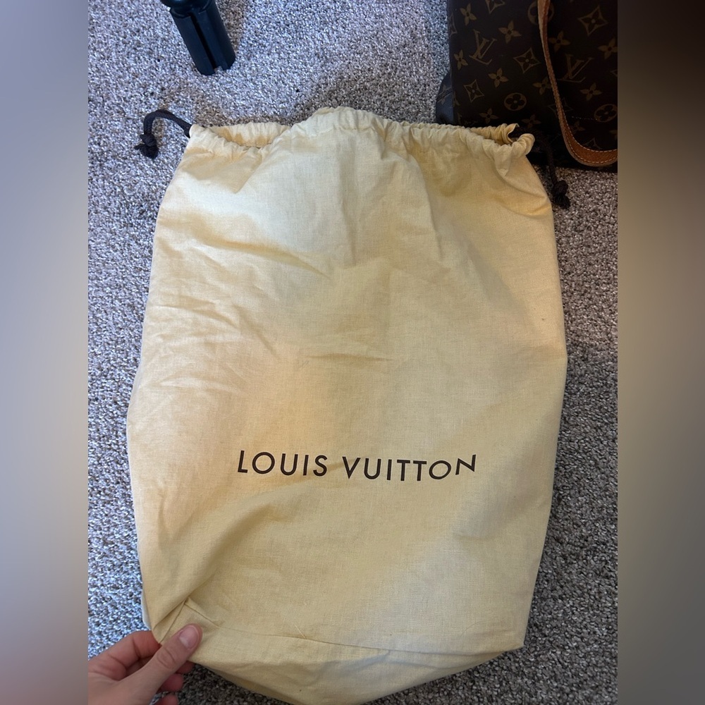 Authentic Louis Vuitton Vavin GM tote Brown Monogram Shoulder Bag - Picture 4 of 16